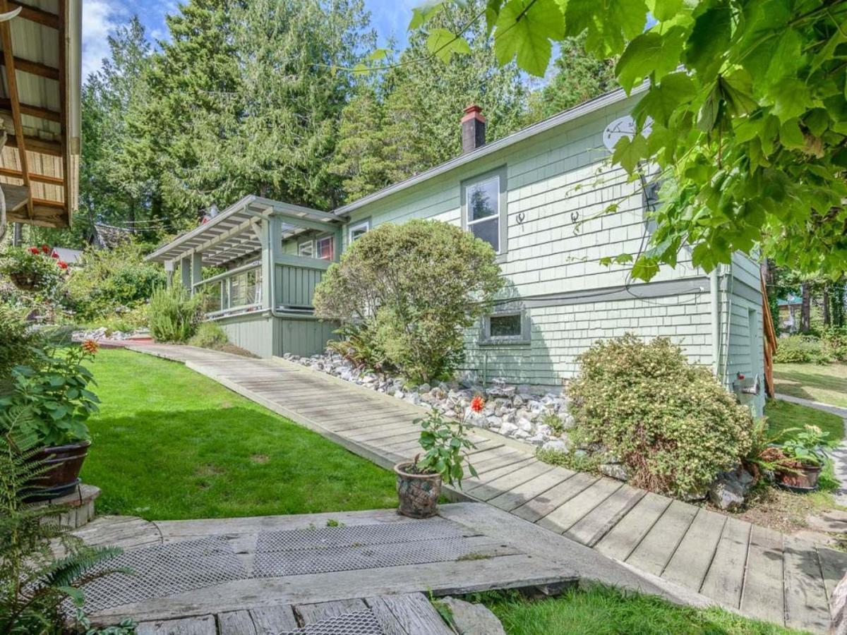 Отель Woods End Landing Bamfield Экстерьер фото