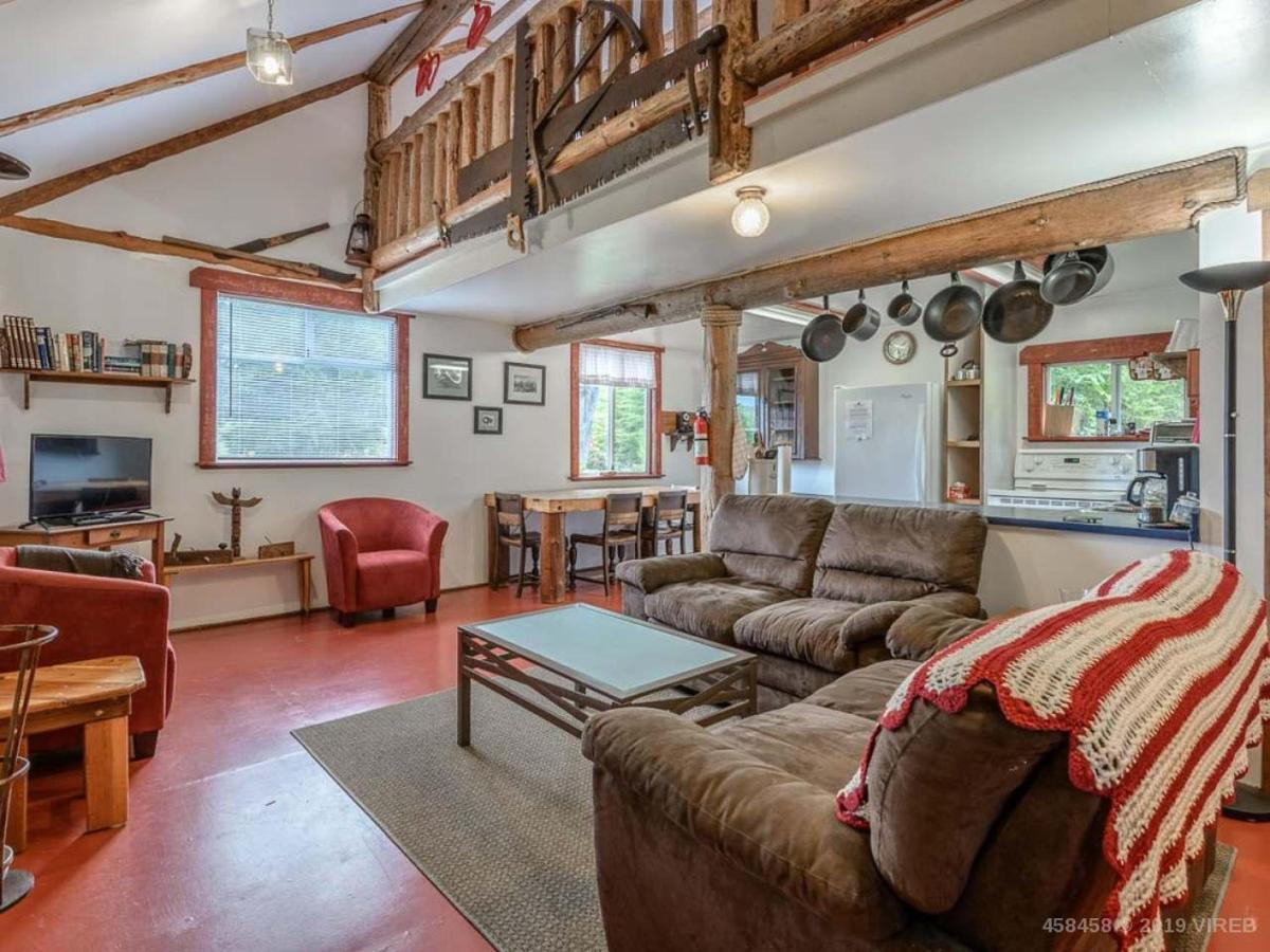 Отель Woods End Landing Bamfield Экстерьер фото