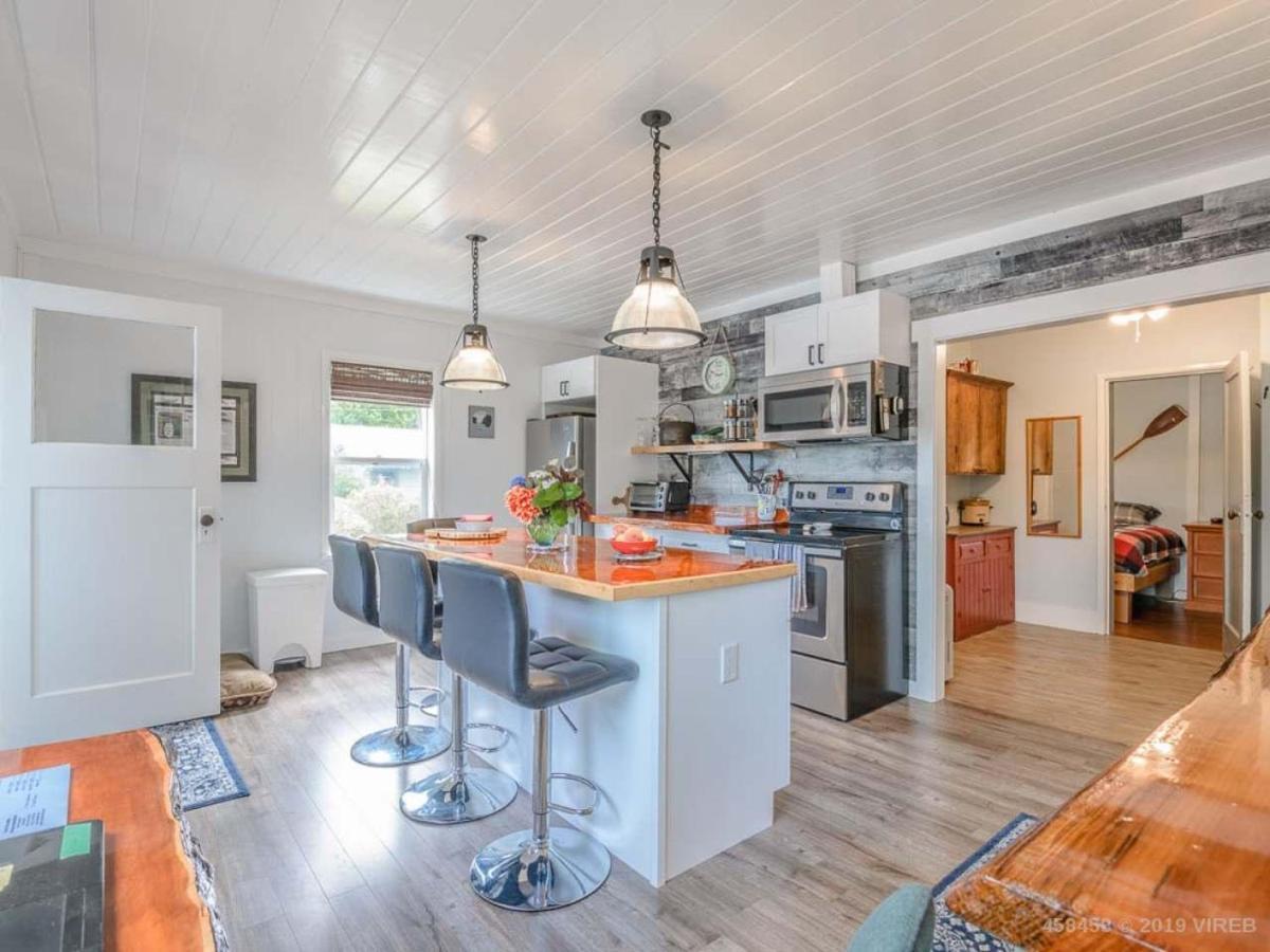 Отель Woods End Landing Bamfield Экстерьер фото