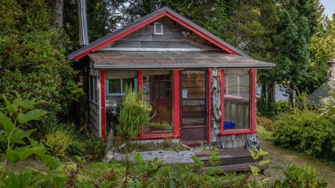 Отель Woods End Landing Bamfield Экстерьер фото